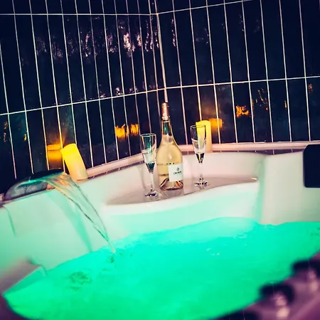 Love hotel Du Mont D'or - Baignoire - Minibar Offert *